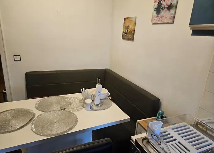 Gemuetliche 2-zimmer-ferienwohnung Mit Wohnzimmer, Dusche & Kueche, Schlafzimmer Trier